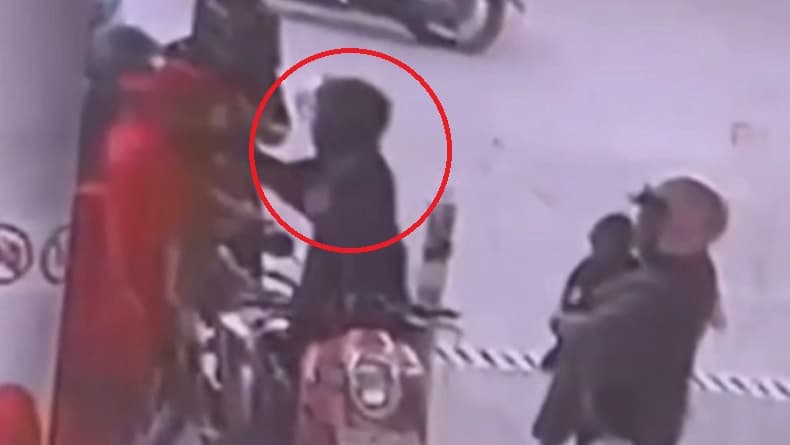 Kesal Mertua Ditegur Serobot Antrean, Pria di Makassar Aniaya Perempuan Petugas SPBU Kesal Mertua Ditegur Serobot Antrean, Pria di Makassar Aniaya Perempuan Petugas SPBU