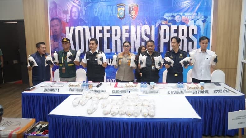 Polda Kepri Bongkar Penyelundupan 100.000 Benih Lobster Senilai Rp10 Miliar Polda Kepri Bongkar Penyelundupan 100.000 Benih Lobster Senilai Rp10 Miliar