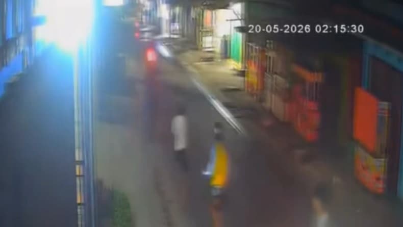 Bentrokan Berdarah Geng Bersenjata di Cikupa Terekam CCTV, 1 Orang Terkena Sabetan Celurit Bentrokan Berdarah Geng Bersenjata di Cikupa Terekam CCTV, 1 Orang Terkena Sabetan Celurit