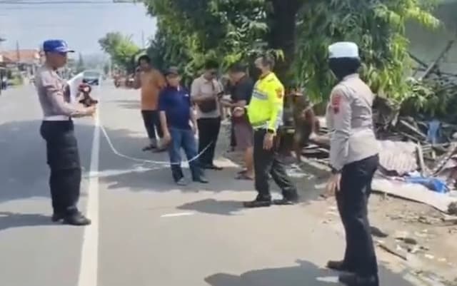 Bus Sugeng Rahayu Tabrak Rumah di Banyumas, 2 Tewas, Diduga Sopir Ngantuk Bus Sugeng Rahayu Tabrak Rumah di Banyumas, 2 Tewas, Diduga Sopir Ngantuk