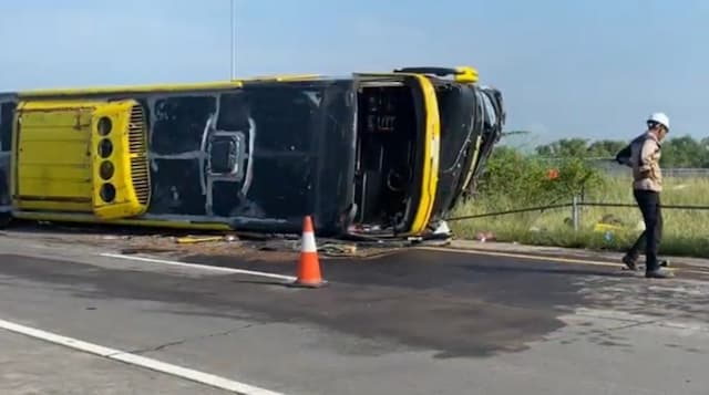 Kecelakaan di Tol Jombang, Bus Sudiro Tungga Jaya Terbalik 10 Orang Terluka Kecelakaan di Tol Jombang, Bus Sudiro Tungga Jaya Terbalik 10 Orang Terluka