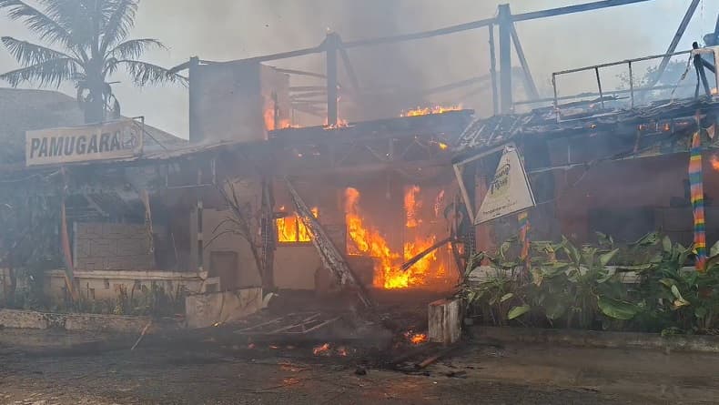 Kafe Resto di Pangandaran Ludes Terbakar, Pemadaman Sempat Terkendala Angin Kencang Kafe Resto di Pangandaran Ludes Terbakar, Pemadaman Sempat Terkendala Angin Kencang