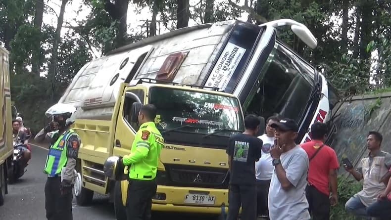 Kecelakaan di Cugenang Cianjur, Bus Bawa 20 Penumpang Tabrak Tebing Kecelakaan di Cugenang Cianjur, Bus Bawa 20 Penumpang Tabrak Tebing