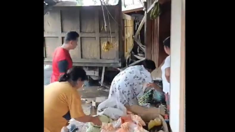 Kecelakaan Maut di Gunungsitoli, IRT Tewas Mengenaskan Tergilas Truk Muatan Besi Kecelakaan Maut di Gunungsitoli, IRT Tewas Mengenaskan Tergilas Truk Muatan Besi