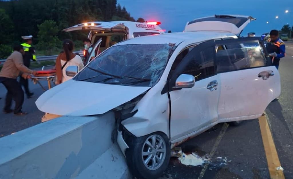 Kecelakaan Maut Avanza Tabrak Pembatas Jalan di Tol Pekanbaru, 2 Tewas 7 Luka Kecelakaan Maut Avanza Tabrak Pembatas Jalan di Tol Pekanbaru, 2 Tewas 7 Luka