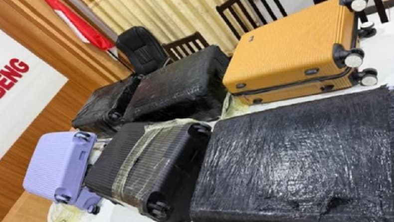 Cegat 2 Mobil di Kutai Timur, BNN Temukan 3 Koper dan 2 Bungkusan Berisi Narkotika Cegat 2 Mobil di Kutai Timur, BNN Temukan 3 Koper dan 2 Bungkusan Berisi Narkotika
