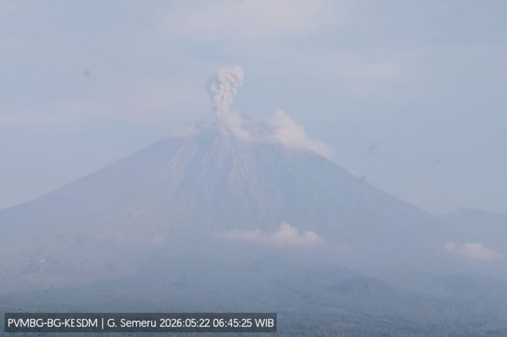 Gunung Semeru Meletus Hari Ini, Muntahkan Abu Vulkanis Setinggi 1.000 Meter Gunung Semeru Meletus Hari Ini, Muntahkan Abu Vulkanis Setinggi 1.000 Meter