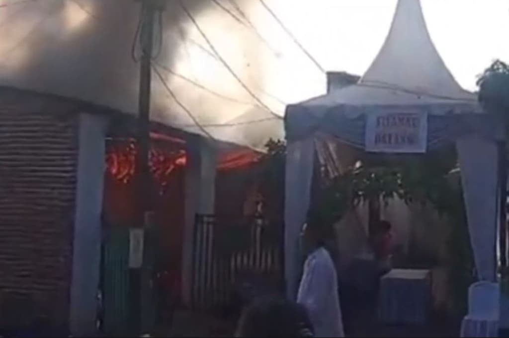 Rumah Tempat Hajatan Pernikahan di Jember Terbakar, Api Diduga akibat Kebocoran Gas Rumah Tempat Hajatan Pernikahan di Jember Terbakar, Api Diduga akibat Kebocoran Gas