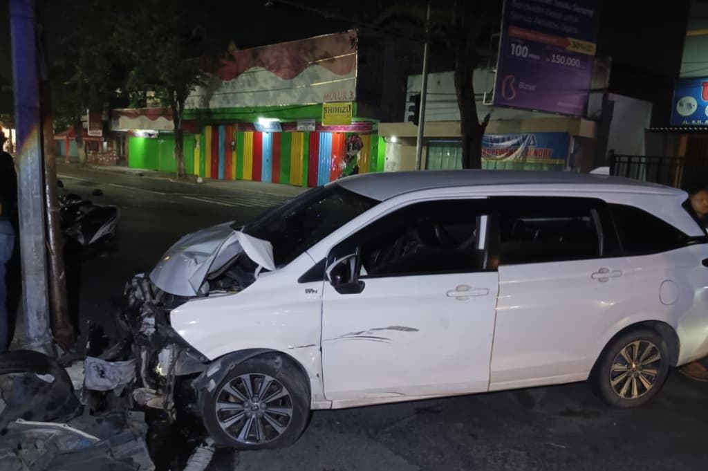 Kecelakaan Mobil Dikendarai Pelajar Tabrak 2 Motor di Jombang, 1 Orang Terluka Kecelakaan Mobil Dikendarai Pelajar Tabrak 2 Motor di Jombang, 1 Orang Terluka