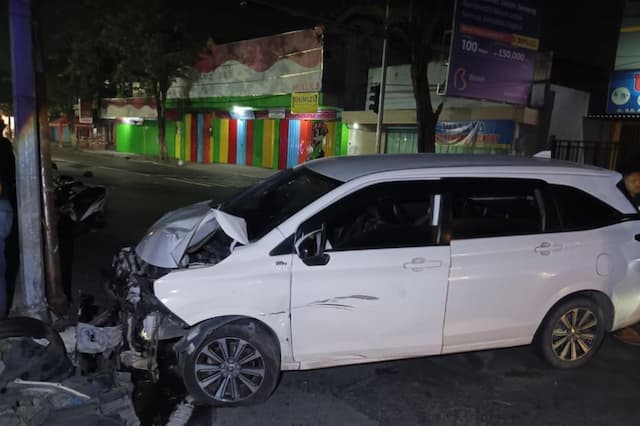 Kecelakaan Mobil Dikendarai Pelajar Tabrak 2 Motor di Jombang, 1 Orang Terluka Kecelakaan Mobil Dikendarai Pelajar Tabrak 2 Motor di Jombang, 1 Orang Terluka