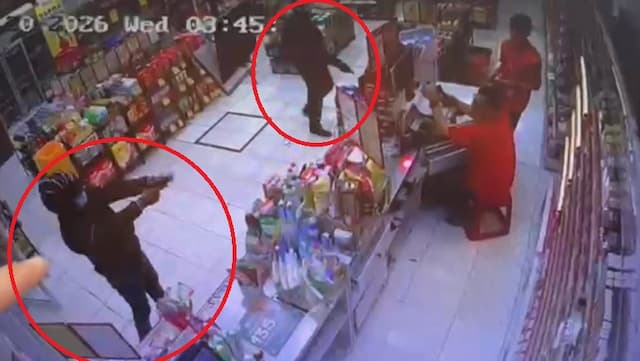 Perampokan Minimarket di Tangerang Terekam CCTV, Pelaku 2 Orang Bawa Senpi Perampokan Minimarket di Tangerang Terekam CCTV, Pelaku 2 Orang Bawa Senpi