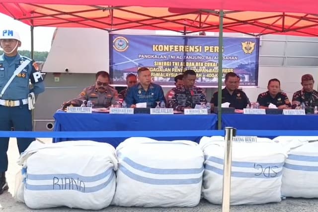 TNI AL Gagalkan Penyelundupan 400 Karung Pakaian Bekas Ilegal di Perairan Batubara TNI AL Gagalkan Penyelundupan 400 Karung Pakaian Bekas Ilegal di Perairan Batubara