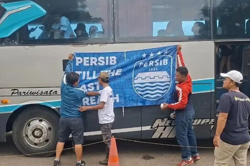 800 Bobotoh Karawang Naik 15 Bus Menuju GBLA, Siap Saksikan Persib Juara 800 Bobotoh Karawang Naik 15 Bus Menuju GBLA, Siap Saksikan Persib Juara