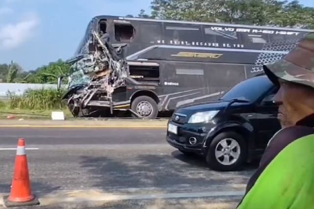 Kecelakaan Maut Bus Tabrak Truk di Tol Cipali, 1 Orang Penumpang Tewas Kecelakaan Maut Bus Tabrak Truk di Tol Cipali, 1 Orang Penumpang Tewas