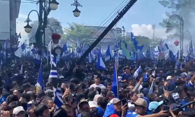 Bandung Biru Total! Puluhan Ribu Bobotoh Padati Asia Afrika Sambut Trofi Juara Persib Bandung Biru Total! Puluhan Ribu Bobotoh Padati Asia Afrika Sambut Trofi Juara Persib
