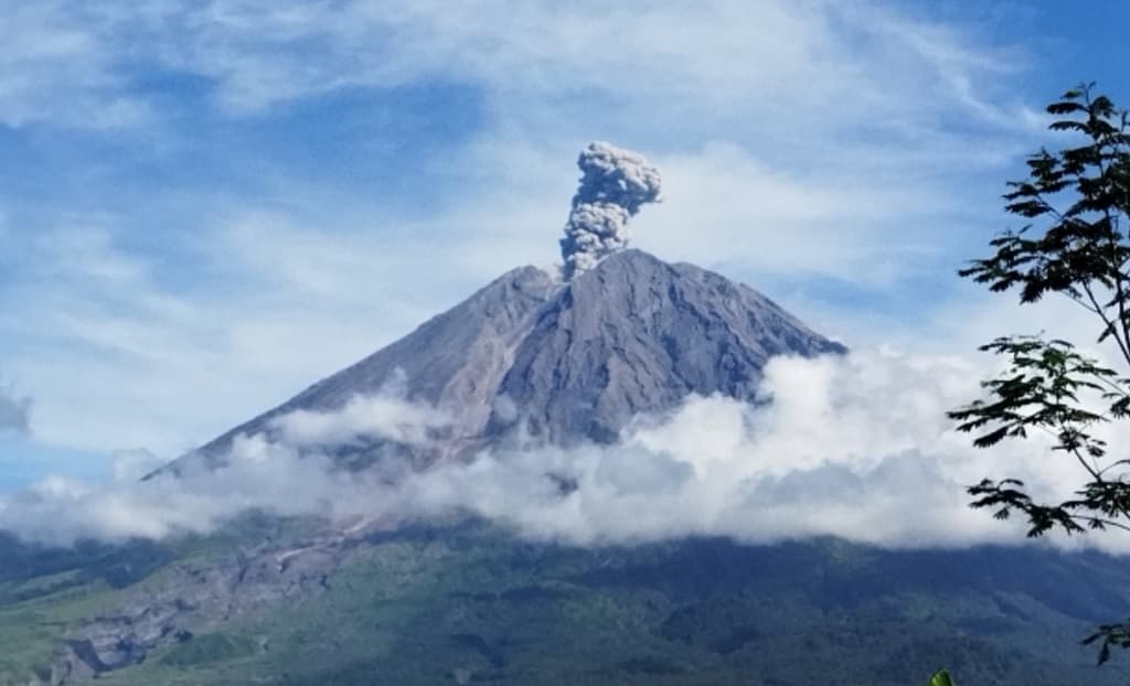 Gunung Semeru Meletus Hari Ini, Muntahkan Abu Vulkanik 700 Meter Gunung Semeru Meletus Hari Ini, Muntahkan Abu Vulkanik 700 Meter