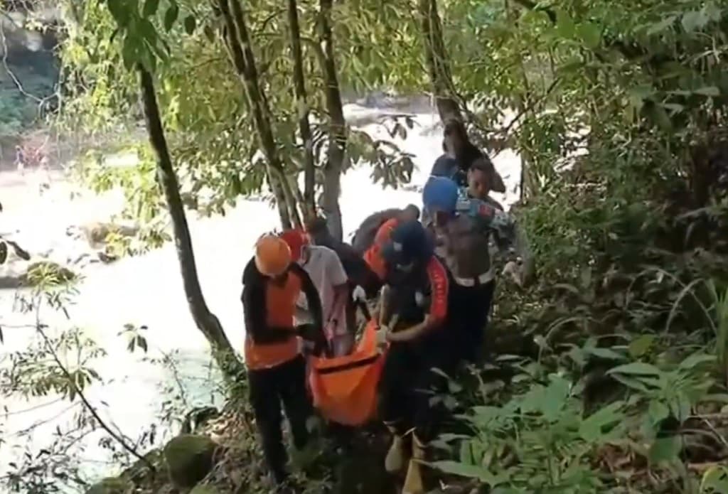 Tragis! 2 WNA Austria Tewas Terjatuh dari Jembatan Gantung di Manggarai NTT Tragis! 2 WNA Austria Tewas Terjatuh dari Jembatan Gantung di Manggarai NTT