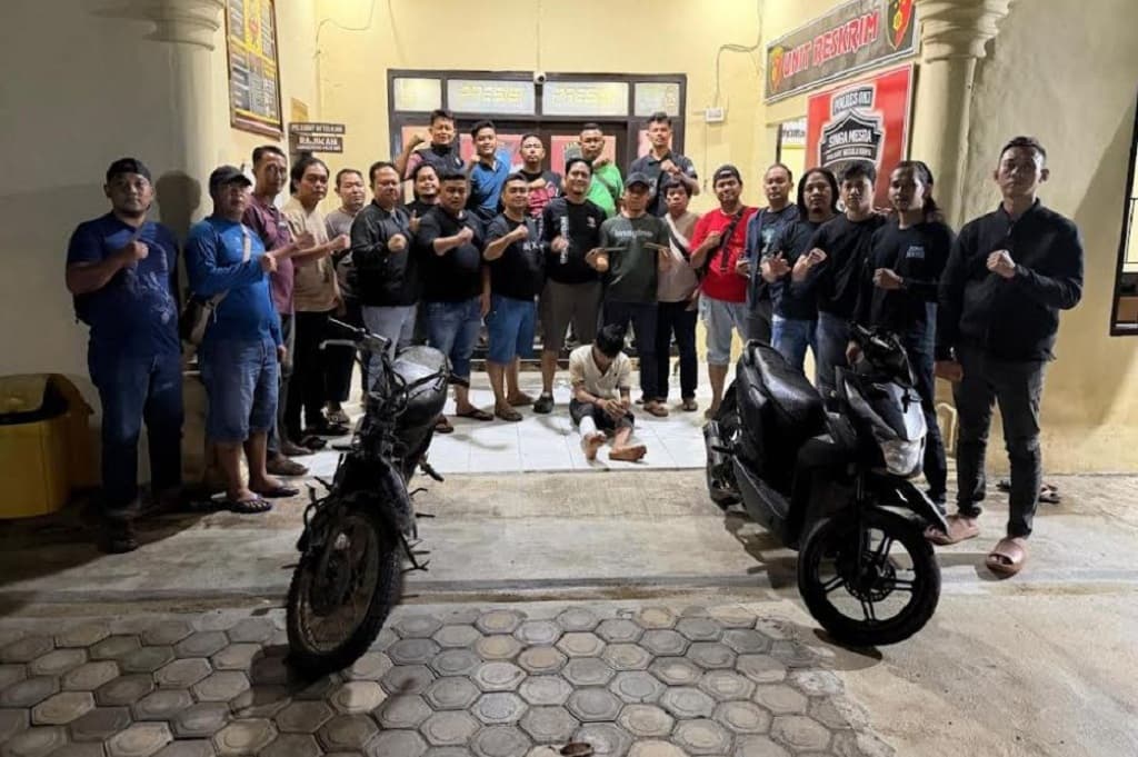 Polda Sumsel Tangkap 7 Begal Sadis Bersenjata Tajam yang Resahkan Warga Polda Sumsel Tangkap 7 Begal Sadis Bersenjata Tajam yang Resahkan Warga