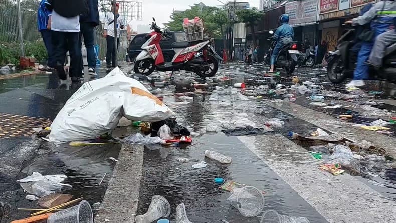 Sampah Berserakan Usai Konvoi Kemenangan Persib Bandung, Botol hingga Sisa Mercon Sampah Berserakan Usai Konvoi Kemenangan Persib Bandung, Botol hingga Sisa Mercon