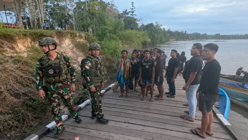 OPM Kembali Berulah, TNI Evakuasi Puluhan Pendulang Emas dari Awimbon ke Boven Digoel OPM Kembali Berulah, TNI Evakuasi Puluhan Pendulang Emas dari Awimbon ke Boven Digoel