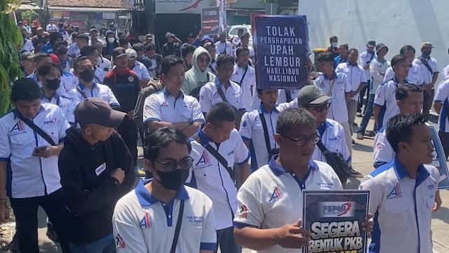 Karyawan Minimarket di Jombang Demo Tolak Penghapusan Upah Lembur Hari Libur Nasional Karyawan Minimarket di Jombang Demo Tolak Penghapusan Upah Lembur Hari Libur Nasional