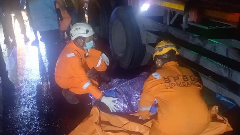 Pemotor Sekeluarga Kecelakaan di Jombang, Ayah Tewas Terlindas Truk Anak dan Istri Luka Pemotor Sekeluarga Kecelakaan di Jombang, Ayah Tewas Terlindas Truk Anak dan Istri Luka