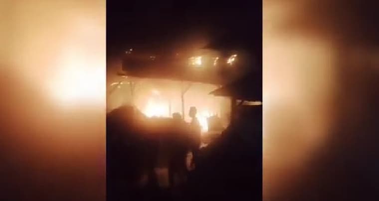 Kebakaran Hebat di Asahan, Rumah Produksi Tahu Goreng Ludes Dilalap Api Kebakaran Hebat di Asahan, Rumah Produksi Tahu Goreng Ludes Dilalap Api
