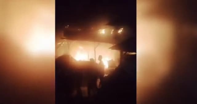 Kebakaran Hebat di Asahan, Rumah Produksi Tahu Goreng Ludes Dilalap Api Kebakaran Hebat di Asahan, Rumah Produksi Tahu Goreng Ludes Dilalap Api