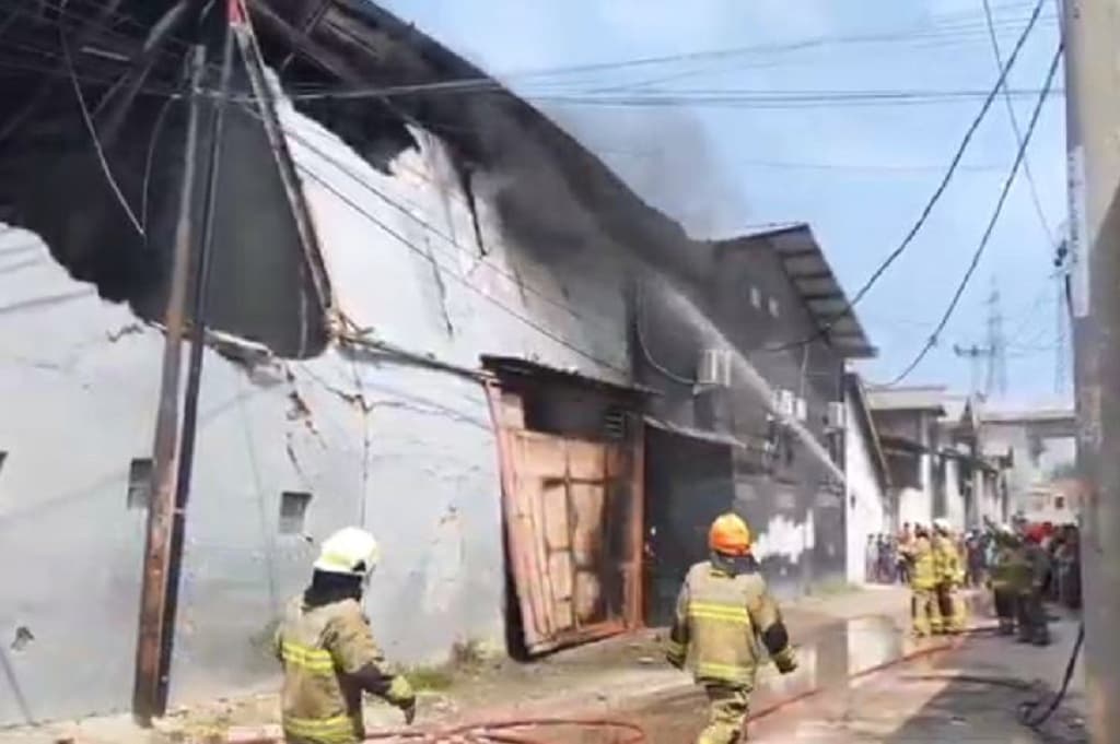 Kebakaran Gudang Pabrik Sol Sepatu di Bandung, Api Diduga akibat Korsleting Listrik Kebakaran Gudang Pabrik Sol Sepatu di Bandung, Api Diduga akibat Korsleting Listrik
