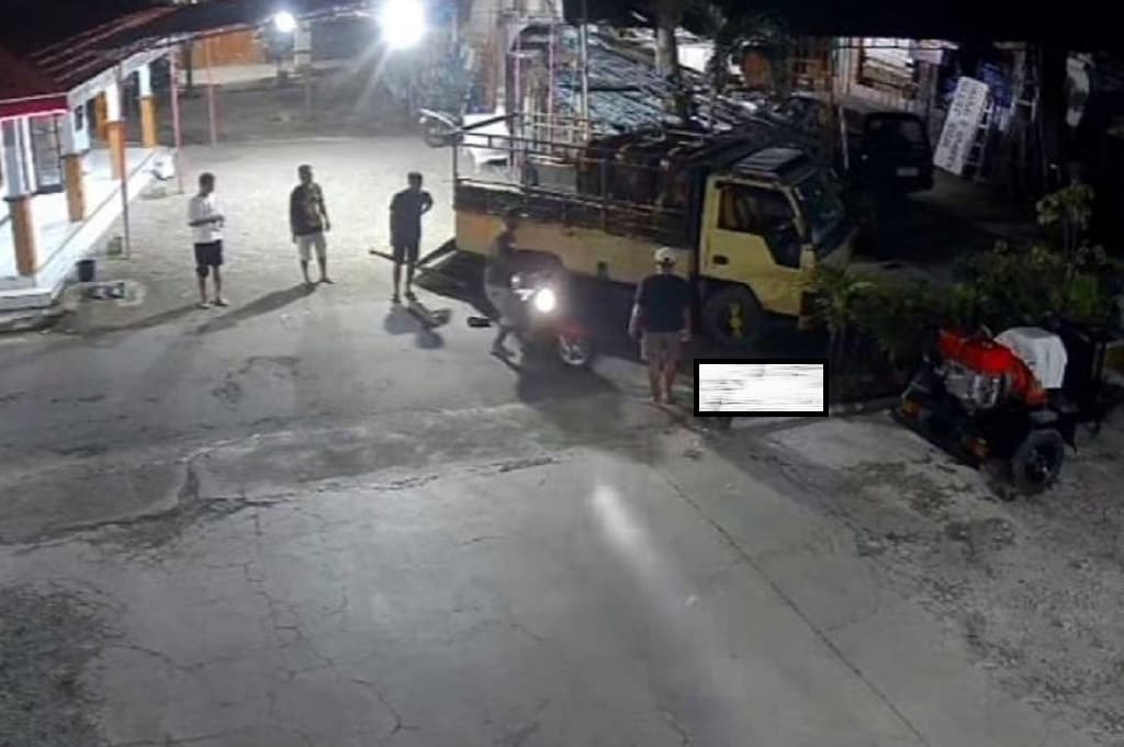 Terekam CCTV! Kecelakaan Motor Tabrak Truk Pengangkut Sapi Kurban di Ponorogo Terekam CCTV! Kecelakaan Motor Tabrak Truk Pengangkut Sapi Kurban di Ponorogo