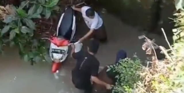 Kecelakaan di Jember, Motor Ditumpangi 2 Perempuan dan Balita Terjun ke Sungai Kecelakaan di Jember, Motor Ditumpangi 2 Perempuan dan Balita Terjun ke Sungai