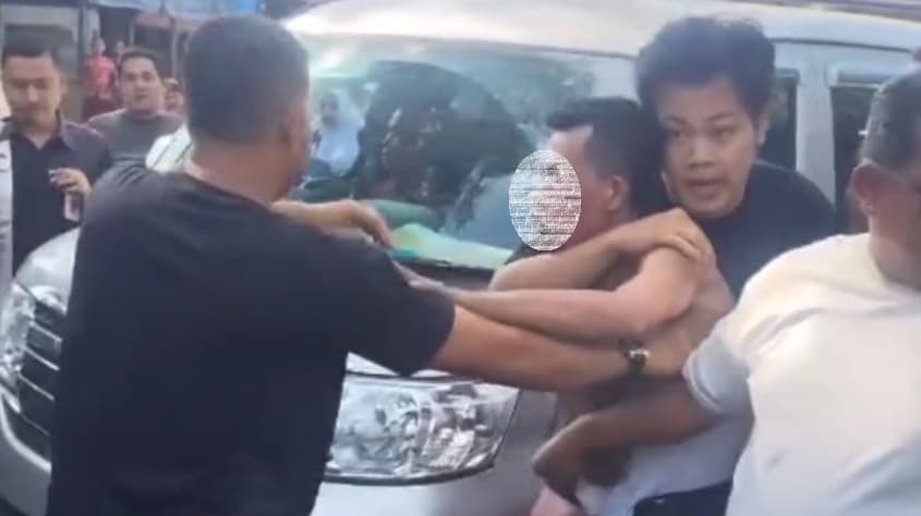 Dramatis Pelarian Pencuri Sawit di Labuhan Batu, Babak Belur saat Ditangkap Warga Dramatis Pelarian Pencuri Sawit di Labuhan Batu, Babak Belur saat Ditangkap Warga