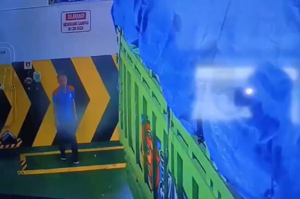 Terekam CCTV! ABK Tewas Terjepit Truk saat Atur Kendaraan Masuk Kapal di Pelabuhan Merak Terekam CCTV! ABK Tewas Terjepit Truk saat Atur Kendaraan Masuk Kapal di Pelabuhan Merak