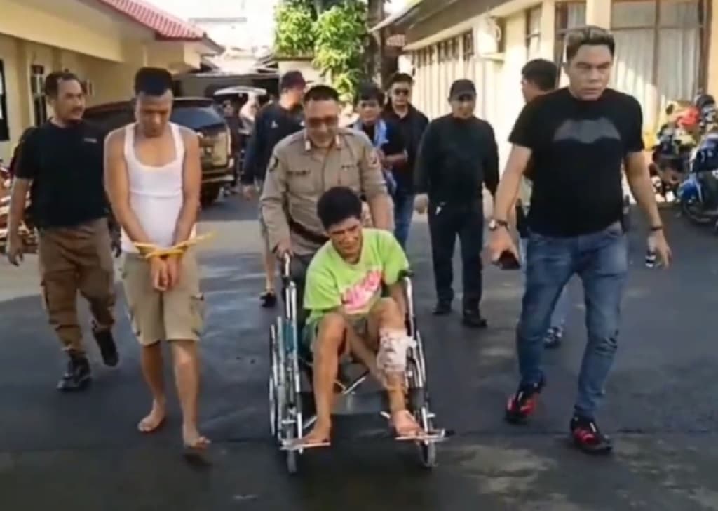 Takut Ditembak Mati, Begal Bersenpi di Bandar Lampung Serahkan Diri ke Polisi Takut Ditembak Mati, Begal Bersenpi di Bandar Lampung Serahkan Diri ke Polisi