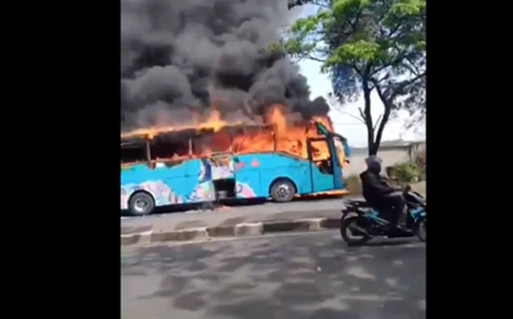 Bus Coyo Terbakar Hebat di Pantura Cirebon, Penumpang Panik Berhamburan Bus Coyo Terbakar Hebat di Pantura Cirebon, Penumpang Panik Berhamburan