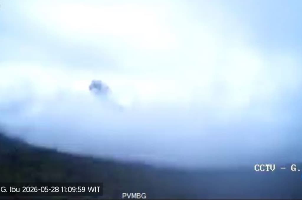 Gunung Ibu Erupsi Hari Ini, Muntahkan Abu Vulkanis Setinggi 400 Meter Gunung Ibu Erupsi Hari Ini, Muntahkan Abu Vulkanis Setinggi 400 Meter