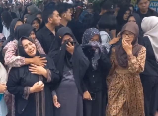 Satu Keluarga Tewas saat Glamping di Temanggung Dimakamkan Berdampingan Satu Keluarga Tewas saat Glamping di Temanggung Dimakamkan Berdampingan