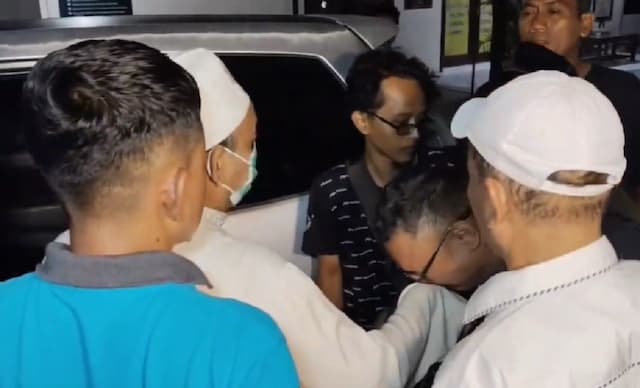 Diperiksa 12 Jam, Pimpinan Padepokan di Pekalongan Jadi Tersangka Pencabulan Diperiksa 12 Jam, Pimpinan Padepokan di Pekalongan Jadi Tersangka Pencabulan