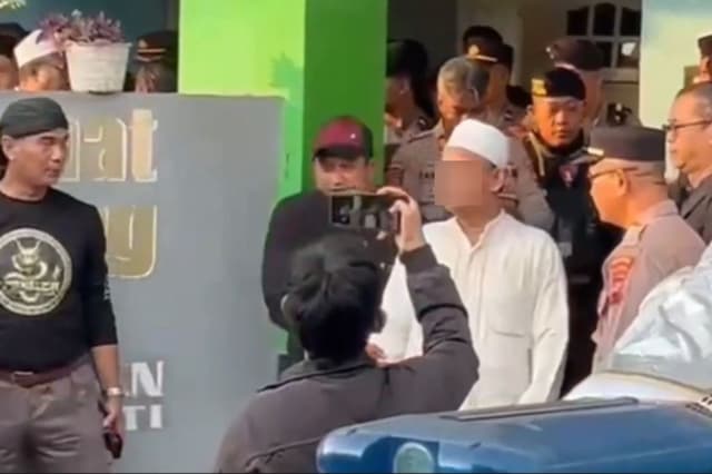 Tampang Pimpinan Padepokan Padang Ati Pekalongan yang Diduga Cabuli Puluhan Santriwati Tampang Pimpinan Padepokan Padang Ati Pekalongan yang Diduga Cabuli Puluhan Santriwati