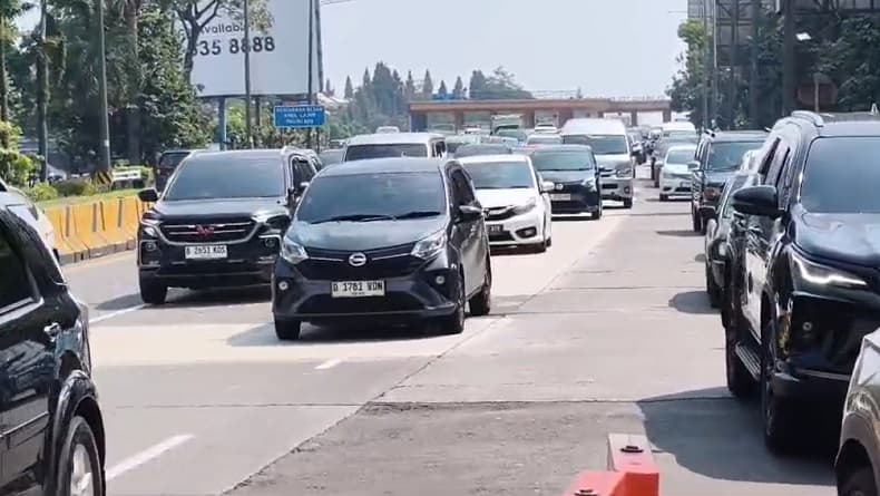 Ribuan Kendaraan Wisatawan Padati GT Pasteur Bandung, Diprediksi Meningkat hingga Malam Ribuan Kendaraan Wisatawan Padati GT Pasteur Bandung, Diprediksi Meningkat hingga Malam