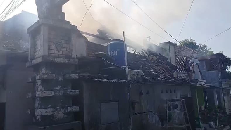 Gegara Cas HP di Atas Kasur, Rumah di Mojokerto Hangus Terbakar Gegara Cas HP di Atas Kasur, Rumah di Mojokerto Hangus Terbakar