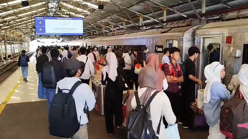 Libur Panjang, Stasiun Bandung Dipadati Penumpang Kereta Api Libur Panjang, Stasiun Bandung Dipadati Penumpang Kereta Api