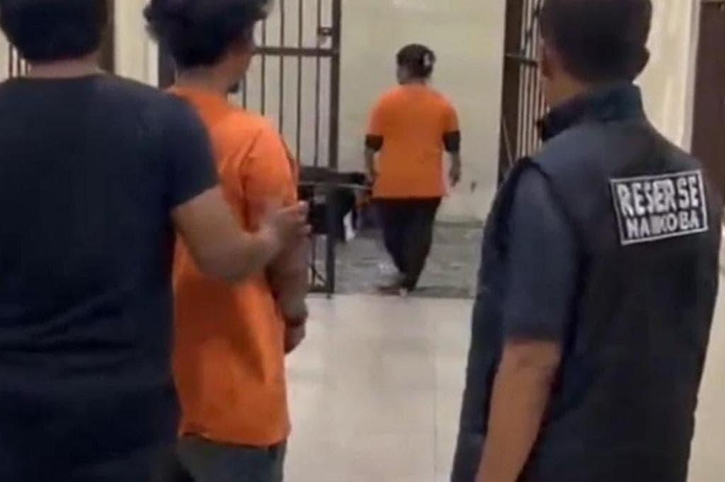 Dramatis! IRT di Tapsel Ditangkap Bawa Ganja 3 Kg, Sang Anak Menangis Histeris Dramatis! IRT di Tapsel Ditangkap Bawa Ganja 3 Kg, Sang Anak Menangis Histeris