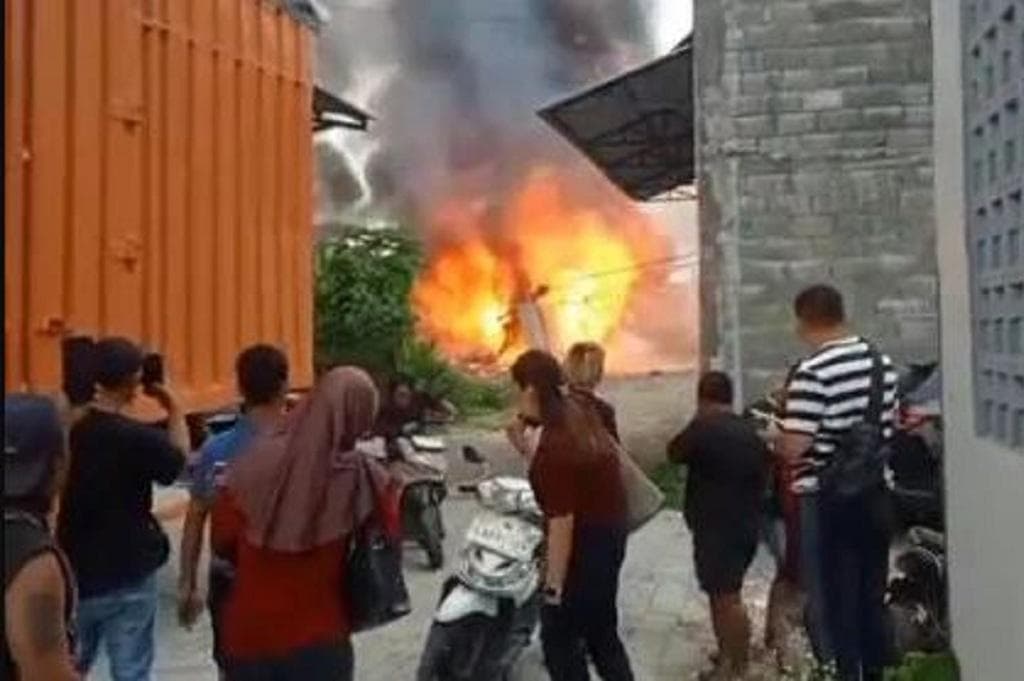 Kebakaran Gudang Kayu di Tropodo Jaya Sidoarjo, Asap Hitam Membubung Tinggi Kebakaran Gudang Kayu di Tropodo Jaya Sidoarjo, Asap Hitam Membubung Tinggi