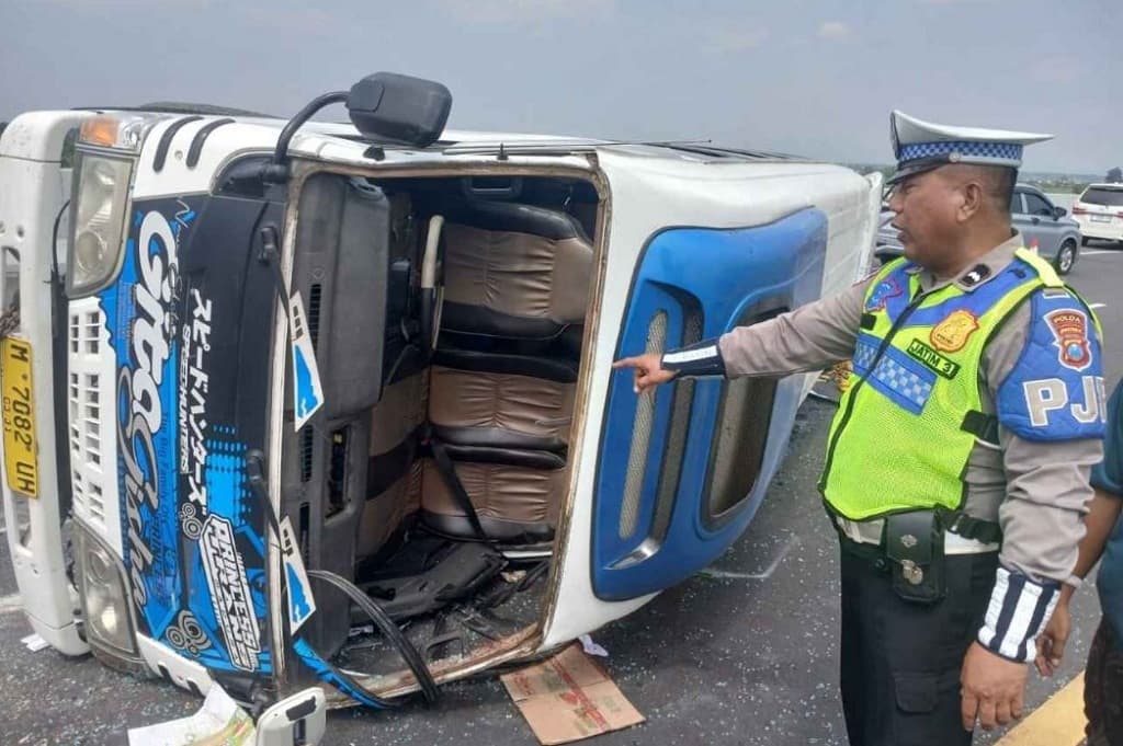 Kecelakaan Mobil Rombongan Pengantin di Tol Jombang-Mojokerto, 10 Penumpang Luka Kecelakaan Mobil Rombongan Pengantin di Tol Jombang-Mojokerto, 10 Penumpang Luka