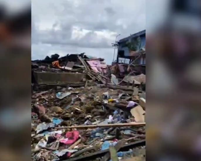 Ledakan Bom Sisa Perang Dunia II di Biak Numfor Rusak 12 Rumah dan Gereja, 5 Tewas 19 Luka Ledakan Bom Sisa Perang Dunia II di Biak Numfor Rusak 12 Rumah dan Gereja, 5 Tewas 19 Luka