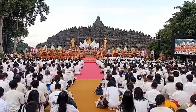 Khidmat, Ribuan Umat Buddha Ikuti Detik-Detik Waisak di Candi Borobudur Khidmat, Ribuan Umat Buddha Ikuti Detik-Detik Waisak di Candi Borobudur