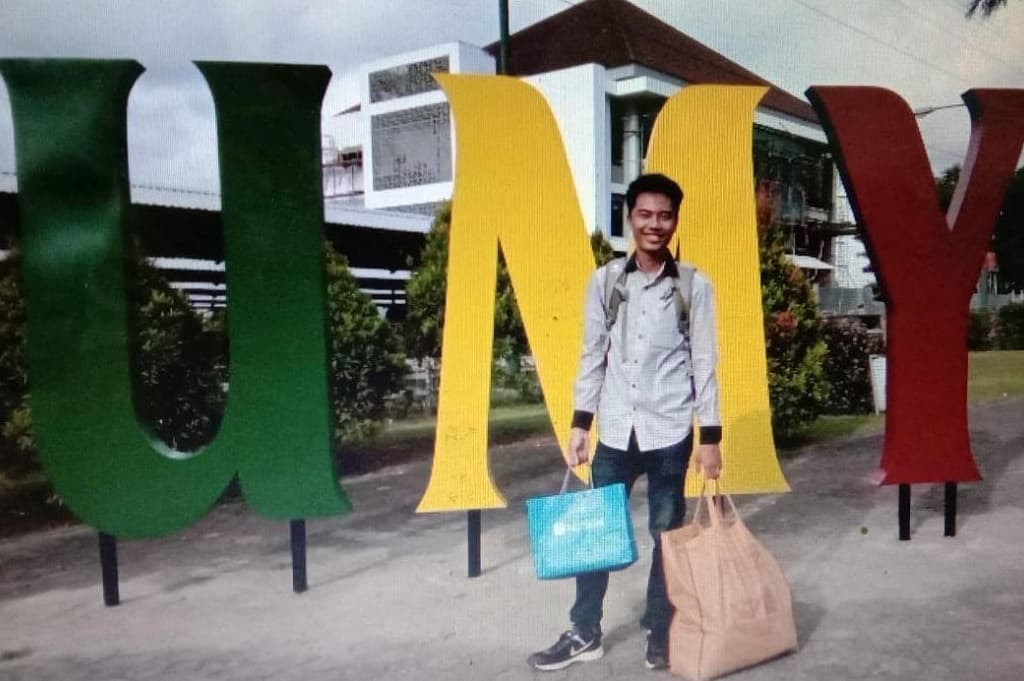 Inspiratif! Perjuangan Amirul Ramli Marbot Masjid Kini Jadi Lulusan Doktor UMY Inspiratif! Perjuangan Amirul Ramli Marbot Masjid Kini Jadi Lulusan Doktor UMY