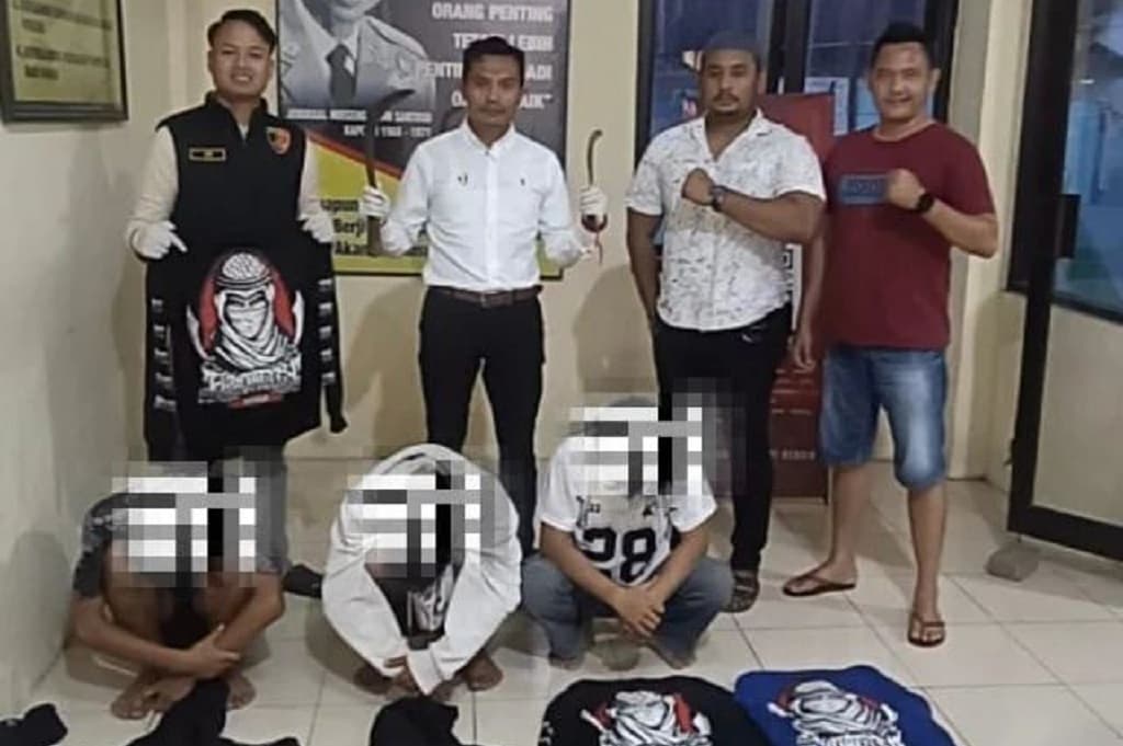 Konvoi Bawa Celurit dan Pedang, 4 Anggota Geng Motor Banyuwangi Ditangkap Konvoi Bawa Celurit dan Pedang, 4 Anggota Geng Motor Banyuwangi Ditangkap