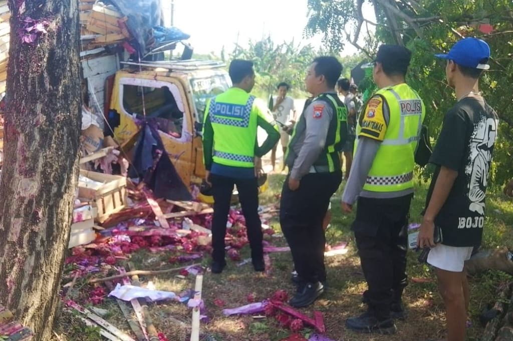 Kecelakaan di Bojonegoro, Pemotor Tewas Ditabrak Truk saat Hendak Masuk SPBU Kecelakaan di Bojonegoro, Pemotor Tewas Ditabrak Truk saat Hendak Masuk SPBU